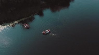 Su kurtarma operasyonu, bir adam denize düştü ve kurtarma ekibi onu kurtardı..
