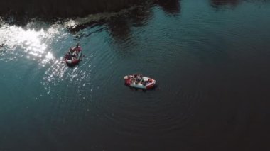 Su kurtarma operasyonu, bir adam denize düştü ve kurtarma ekibi onu kurtardı..