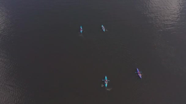 People kayaking and wake boarding with fast boats on the river — Stock Video