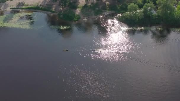 Människor kajakpaddling och vaka ombordstigning med snabba båtar på floden — Stockvideo