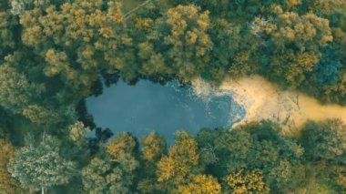 Gizemli, korkunç bir gölün üst görüntüsü, alışılmadık bir enerjisi olan garip bir yer.