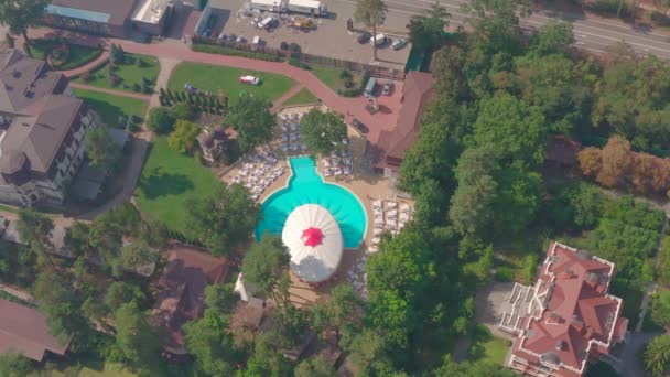 Blick von oben auf das Schwimmbad in der Parkanlage — Stockvideo