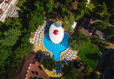 Park manzaralı tatil köyündeki en iyi yüzme havuzu manzarası 