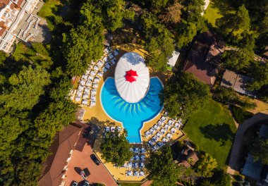 Park manzaralı tatil köyündeki en iyi yüzme havuzu manzarası 