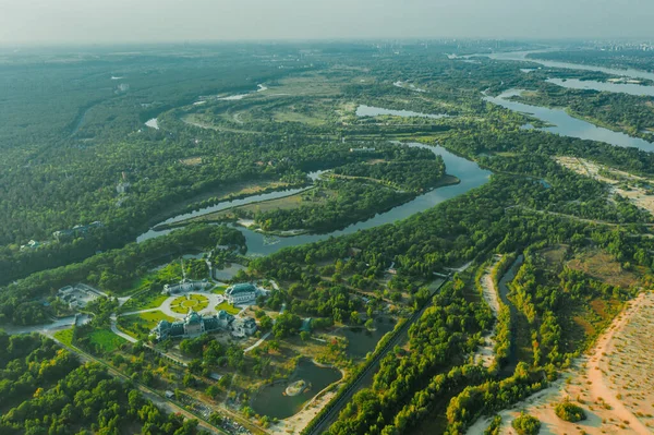 Palazzo di uomo d'affari ucraino sul fiume in una valle verde — Foto Stock