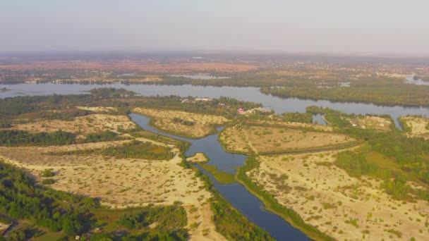 Uma vista de um campo seco ao longo do rio Dnipro no vale — Vídeo de Stock