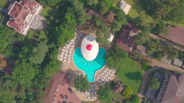 Vista superior de la piscina en el complejo con vistas al parque — Vídeos de Stock