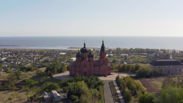 Kostel archanděla Michaela s výhledem na moře - letecký pohled — Stock video