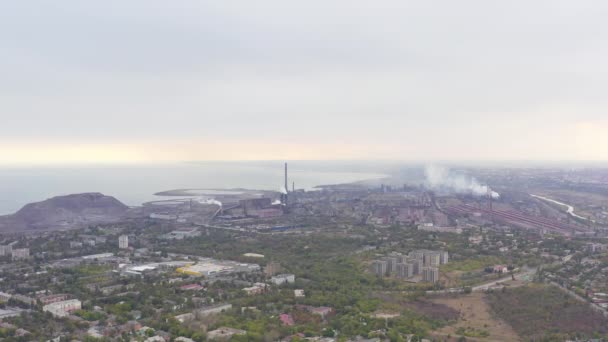 夏天的工业城市。地平线上，一个靠近大海的冶金厂 — 图库视频影像