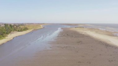  Sığ Azov Denizi 'ndeki kumsal. Balıkçılar kumda deniz ürünleri yakalar.
