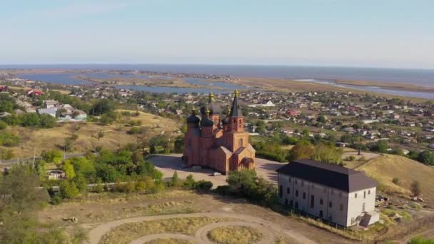 Kostel archanděla Michaela s výhledem na moře - letecký pohled — Stock video