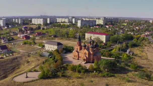 Kostel archanděla Michaela s výhledem na moře - letecký pohled — Stock video