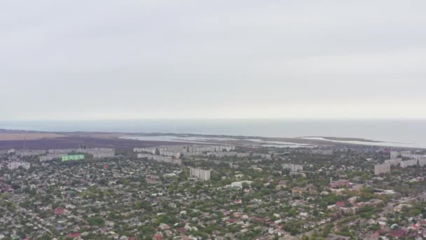 Ville industrielle en été. A l'horizon, une usine métallurgique près de la mer — Video