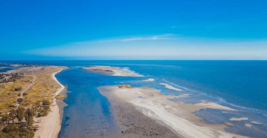 Yazın sanayi şehri. Denizde gelgit