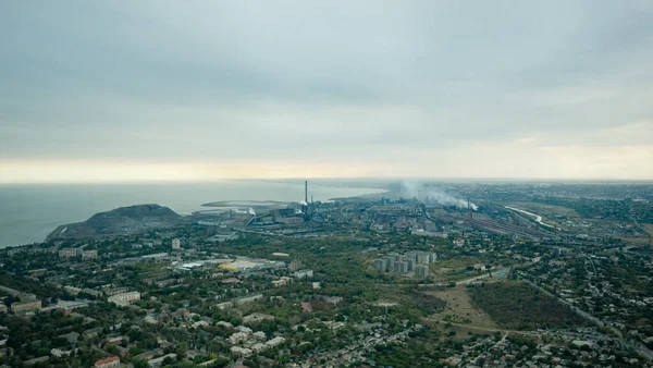 Ciudad industrial en verano. En el horizonte, una planta metalúrgica cerca del mar —  Fotos de Stock