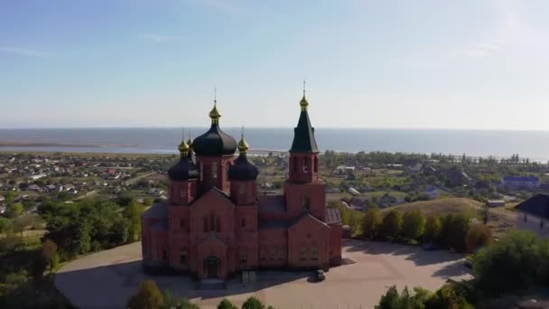 Церковь Архангела Михаила с видом на море - Вид с воздуха — стоковое видео