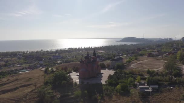 Kostel archanděla Michaela s výhledem na moře - letecký pohled — Stock video