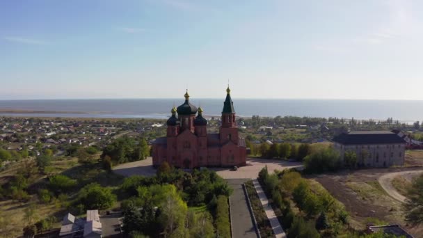 Eglise de l'Archange Michael avec vue sur la mer - Vue Aérienne — Video