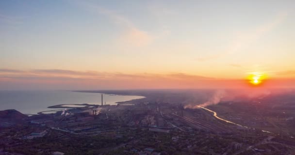 Βιομηχανική πόλη το καλοκαίρι. Στον ορίζοντα, ένα μεταλλουργικό εργοστάσιο κοντά στη θάλασσα — Αρχείο Βίντεο