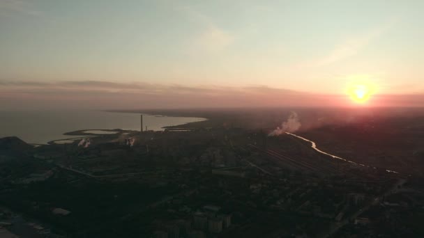 Zachód słońca w przemysłowym mieście. Na horyzoncie, hutnictwo w pobliżu morza — Wideo stockowe