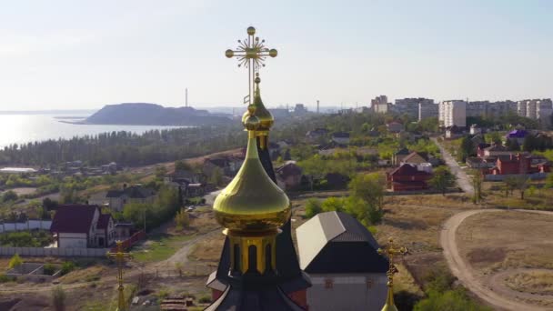 Kirche des Erzengels Michael mit Meerblick - Luftaufnahme — Stockvideo