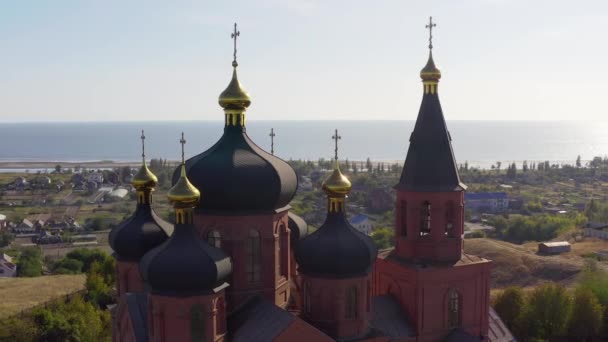 โบสถ์ของเทวทูตไมเคิลที่มีวิวทะเล - ดูทางอากาศ — วีดีโอสต็อก