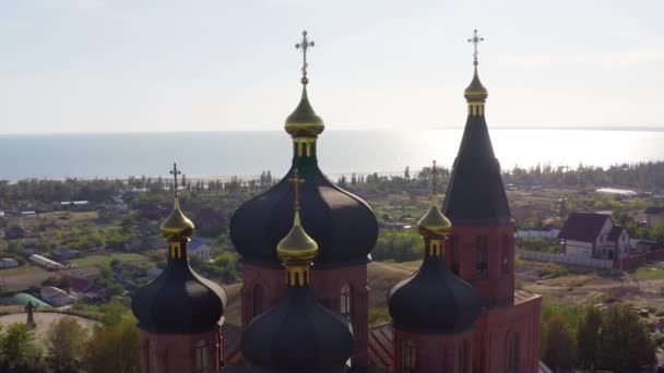 Kostel archanděla Michaela s výhledem na moře - letecký pohled — Stock video