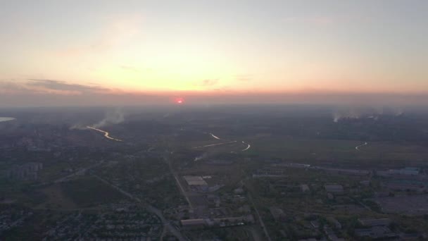 工业城市的日落。地平线上，一个靠近大海的冶金厂 — 图库视频影像