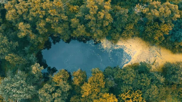 Horní pohled na tajemné strašidelné jezero, podivné místo s neobvyklou energií — Stock fotografie