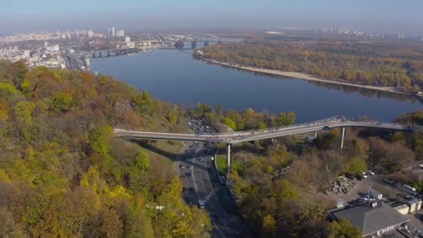 Pedestrian-bicycle bridge over Vladimirsky descent and Peoples Friendship Arch — Stock Video