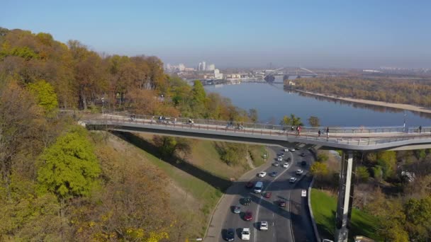 Ponte pedonale-bicicletta sulla discesa Vladimirsky e l'amicizia dei popoli Arco — Video Stock