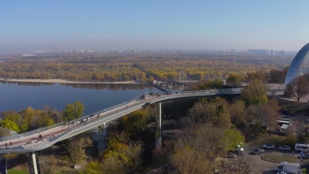Pedestrian-bicycle bridge over Vladimirsky descent and Peoples Friendship Arch — Stock Video