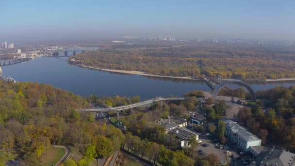 Pedestrian-bicycle bridge over Vladimirsky descent and Peoples Friendship Arch — Stock Video