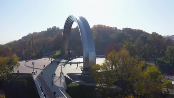 Pedestrian-bicycle bridge over Vladimirsky descent and Peoples Friendship Arch — Stock Video