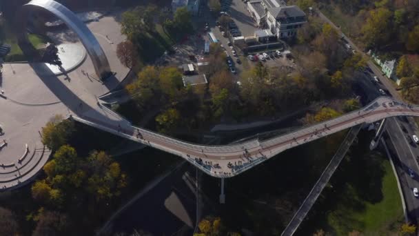 ウラジミールの降下と人々の友情のアーチの上の歩行者用自転車橋 — ストック動画