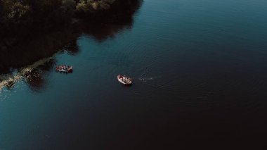 Su kurtarma operasyonu, bir adam denize düştü ve kurtarma ekibi onu kurtardı..