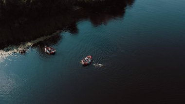 Su kurtarma operasyonu, bir adam denize düştü ve kurtarma ekibi onu kurtardı..