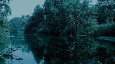  Tehlikeli engeller arasındaki gizemli nehir kanalı.