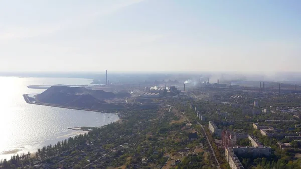 Промислове місто влітку. На горизонті металургійний завод біля моря — стокове фото
