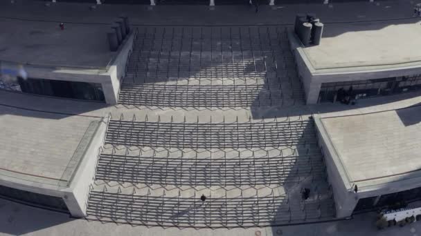 Symmetriskt skott. en man klättrar uppför trapporna till stadion — Stockvideo