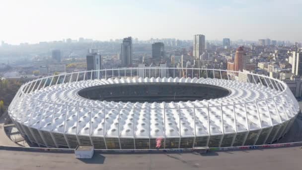 Hombre anónimo con bomba de humo de color en el fondo de la arena de fútbol — Vídeos de Stock