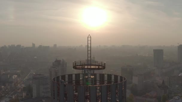 Çatı kulesi silueti. Gün batımı ve akşam şehir merkezi — Stok video