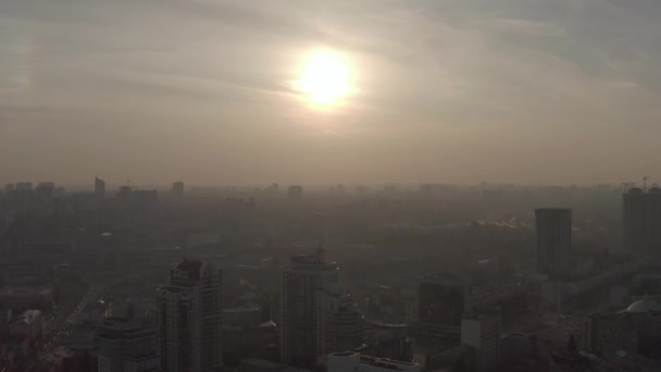 Silhouette d'une flèche de toit. coucher de soleil et soirée centre-ville — Video