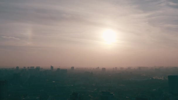 Çatı kulesi silueti. Gün batımı ve akşam şehir merkezi — Stok video