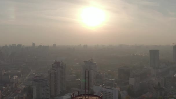 Silhouette eines Dachturms. Sonnenuntergang und Abend Stadtzentrum — Stockvideo