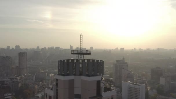 Silhouette eines mutigen Mannes auf dem Dach eines Wolkenkratzers — Stockvideo