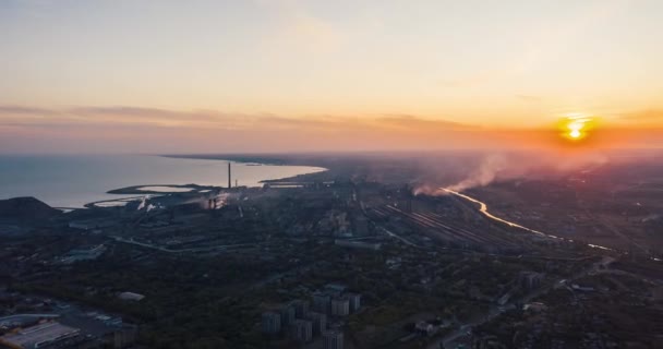 Βιομηχανική πόλη το καλοκαίρι. Στον ορίζοντα, ένα μεταλλουργικό εργοστάσιο κοντά στη θάλασσα — Αρχείο Βίντεο