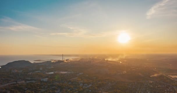 Ciudad industrial en verano. En el horizonte, una planta metalúrgica cerca del mar — Vídeos de Stock