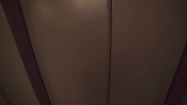 Adam Sovyetlerin eski karanlık asansörüne giriyor, asansörden çıkıyor. Bakış açısı