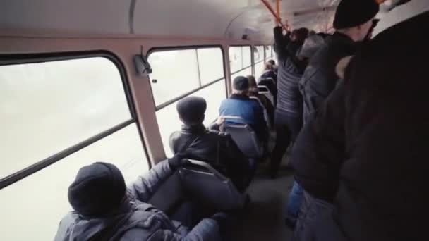 Чоловік пробиває дірки в бюлетені в радянському трамваї. — стокове відео